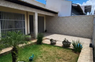 Casa com 181m²,  3 quartos, sendo uma suíte, 3 vagas em satélite
