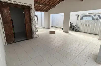 Casa com 2 quartos,  duas vagas de garagem e excelente localização