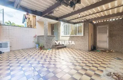 Casa à venda no embaré - 2 dorm. / edicula / 2 vagas / 120m2 a.u. / na quadra da praia