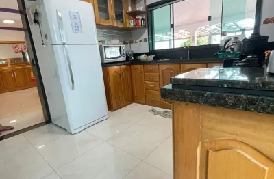 Casa  mobilhada, com piscina, placa solar e 3 suítes. ótima localização