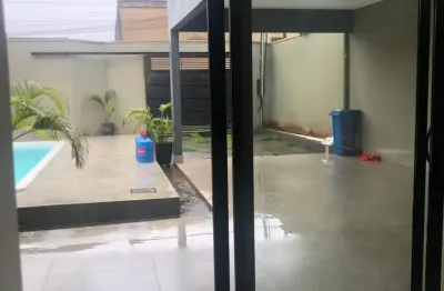 Casa de rua à venda, projetada para oferecer conforto, privacidade e excelente custo-benefício.