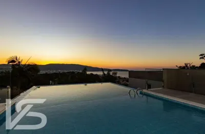 Casa em condomínio fechado com 3 suítes e piscina borda infinita - bombinhas sc