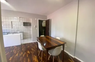 Apartamento 2 dormitórios no centro de balneário camboriú, em prédio familiar e bem localizado.