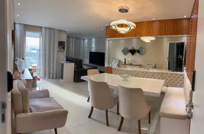 Planta original de 3 dormitórios, atualmente com 2 dormitórios, sendo 1 suíte e sala ampliada integrando os ambientes, banheiro social, varanda gourmet com churrasqueira a carvão, cozinha, área de ser