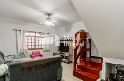 Linda casa com suíte e área gourmet - ótima localização com vários comércios na região