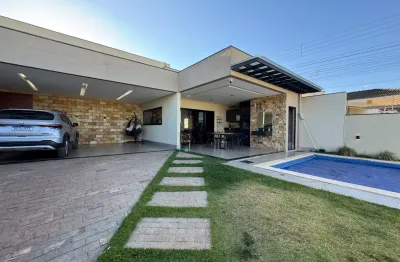 Casa de alto padrão em condomínio fechado, totalmente reformada e com planejados em todos os ambientes