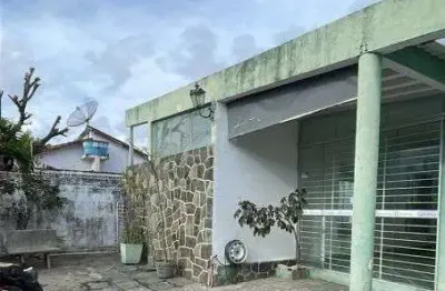 Casa no coração do bairro da encruzilhada – recife -