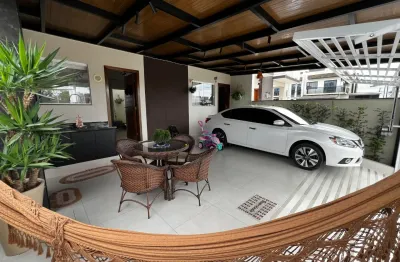 Casa geminada semi-mobiliada com 2 suítes e área gourmet dos sonhos