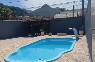 Casa para alugar com piscina 03 dormitórios em caraguatatuba-sp