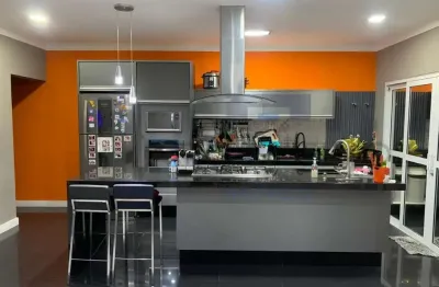Casa ampla e moderna com 330m² construídos em terreno de 500m² (10x50m)