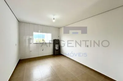 Sobrado com duas suítes e terreno amplo - 300 m² de terreno e 93 m² de construçã