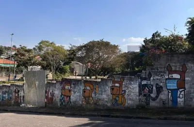Seu próximo passo começa aqui: terreno plano, murado e pronto para construir!