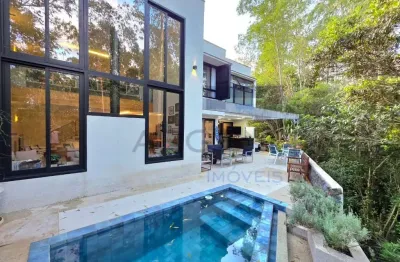 Residência exclusiva com 3 suítes, piscina aquecida e vista para app.