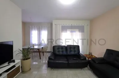 Casa de 3 andares com suíte externa, churrasqueira e garagem para 4 carros!