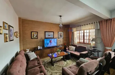 Casa com 3 dormitórios e quintal com churrasqueira na vila oliveira!