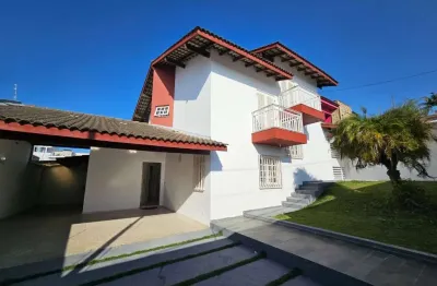 Sobrado com suíte, espaço gourmet e 4 vagas de garagem!