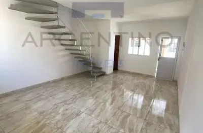 Encantador sobrado em condomínio: conforto e praticidade!