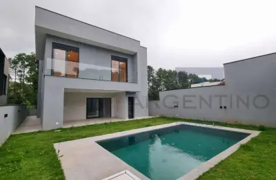 Residência de luxo com 3 quartos, suíte com closet e infraestrutura moderna!