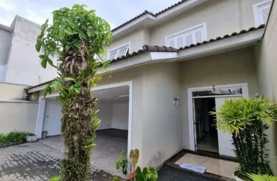 Casa assobradada ampla e espaço externo em localização privilegiada!