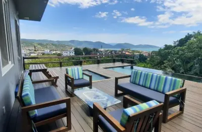 Excepcional residência de alto padrão nos altos do jardim panorâmico