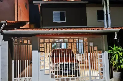 Sobrado em rua fechada com área gourmet - conforto e economia!