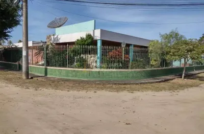 Casa localizada no bairro coqueiral em araruama-rj, à 50 metros da orla oscar niemeyer