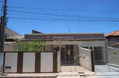 Casa à venda, 3 quartos, 4 vagas, Praça da Bandeira - Araruama/RJ
