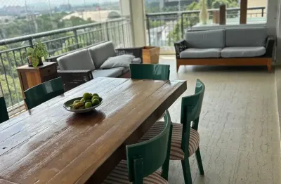 Vista para o parque, iluminado ,elevador privativo, elegante, ensolarado, silencioso spa completo.