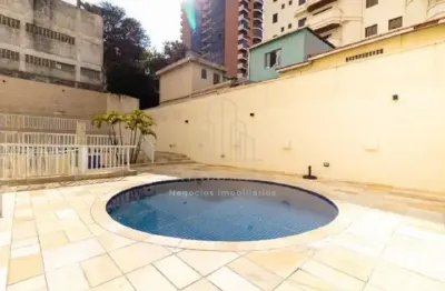 Apartamento com armário em quartos e cozinha e condomínio com área de lazer completo