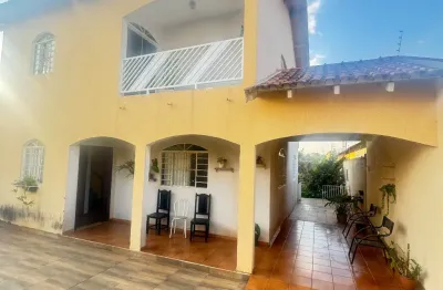 Casa com 2 quartos para alugar na Rua Júlio Anffe, Vila Olinda, Campo Grande
