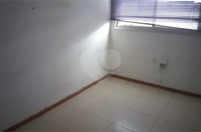 Não desperdice essa grande oportunidade de negócio: apartamento em condomínio bem localizado, estruturado e com lazer comum; andar alto, bem arejado e iluminado, além de 02 vagas de garagem na escritu