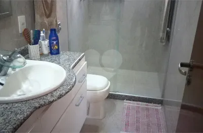 Excelente casa duplex, com arquitetura colonial moderna, situada em aprazível e tranquilo local; planta bem dividida, apresentando cômodos amplos e integrados; acabamento esmerado; lazer privativo; vi