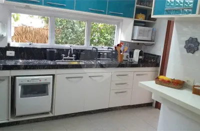 Casa linear totalmente modernizada, cômodos bem amplos, com lazer privativo completo, situada em condomínio muito bem estruturado, dotado de extensa área de lazer com inúmeros itens, além da presença