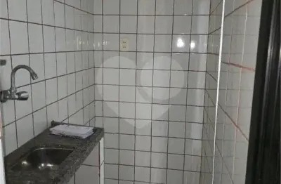 Sala comercial localizada em ponto extremamente estratégico, além de muito próxima de todas as necessidades de modo a tornar ágil a rotina de colaboradores e clientes. imóvel com importante cômodo de