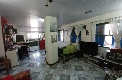 Excelente casa com 2 dormitórios com possibilidades de ampliação, em local calmo e silencioso no engenho do mato.