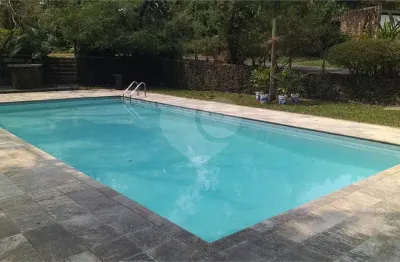 Interessante imóvel em grande área plana, em local muito arborizado, tranquilo e silencioso, composto por 02 casas .totalmente indevassadas e com exuberante vista panorâmica da lagoa e da praia de pir