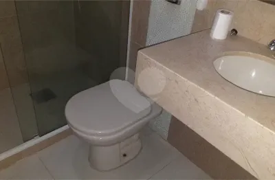 Casa linear em mini condomínio bem localizado, com planta apresentando boa integração entre os cômodos. cozinha montada, inclusive com cooktop. grande espaço livre para a construção de lazer privativo