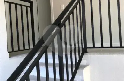 Casa triplex, primeira locação, situada em local silencioso, tranquilo e totalmente urbanizado. cercada por muito verde. ótimo nível de acabamento. varandão com piscina , também faz um diferencial ext