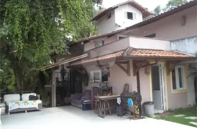 Casa duplex com arquitetura colonial rústica, situada em condomínio fechado bem localizado, possuindo lazer privativo.