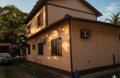 Interessante chácara em local tranquilo e muito arborizado, possuindo casa  em estilo arquitetônico colonial, dotada de  integrada área de lazer e amplo quintal.