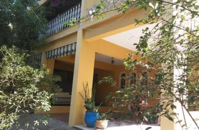 Linda casa duplex, 4 quartos ,3 salas, piscina churrasqueira,quintal, area gourmet,jardim, 3 vagas rua tranquila prox a escolas, supermercardos, clinicas hospitais, amplo comercio, prx ao largo da bat