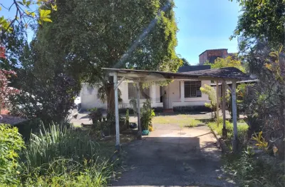 Casa com amplo quintal, com arvores frutiferas,com 3 quartos , sala varanda na frente e fundos