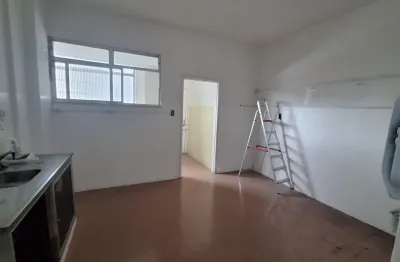 Amplo apartamento com 3 quartos, sala com dois ambientes , comodos claros e arejados , no coração de sao gonçalo