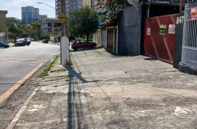 Terreno , com área coberta , banheiros e 1 cômodo excelente localização