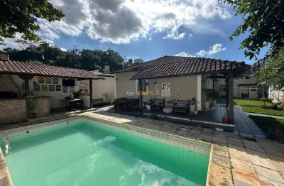 Casa linear no jardim clarice, com piscina, churrasqueira e 2 quartos, com espaço muito bom no jardim