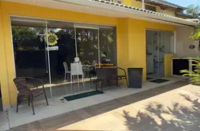 Linda casa de 3 suítes com quintal, super reformada e aconchegante, em um condominio club, com infraestrutra completa de lazer