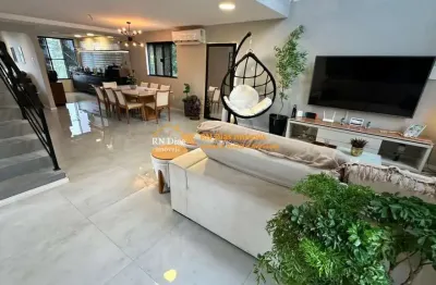 Casa com 4 andares, moderna, 3 quartos sendo 2 suítes, com área gourmet no subsolo e no terraço e piscina aquecida