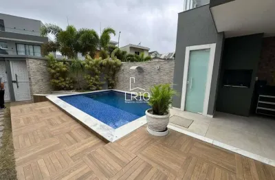 Oportunidade imperdível de adquirir ou alugar uma casa triplex com 400m², localizada a poucos metros da praia do recreio dos bandeirantes.