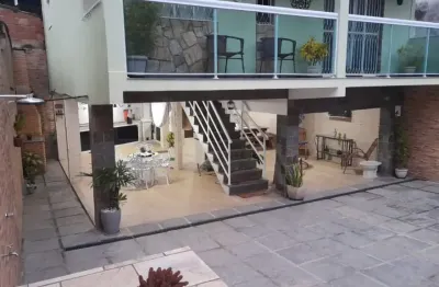 Linda casa de 2 quartos com jardim, piscina e área goumert com garagem para 4 carros