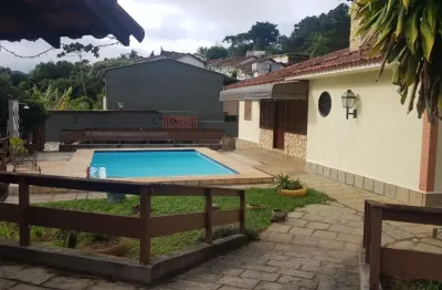 Casa linear com 4 vagas lazer completo, livre de condomínio